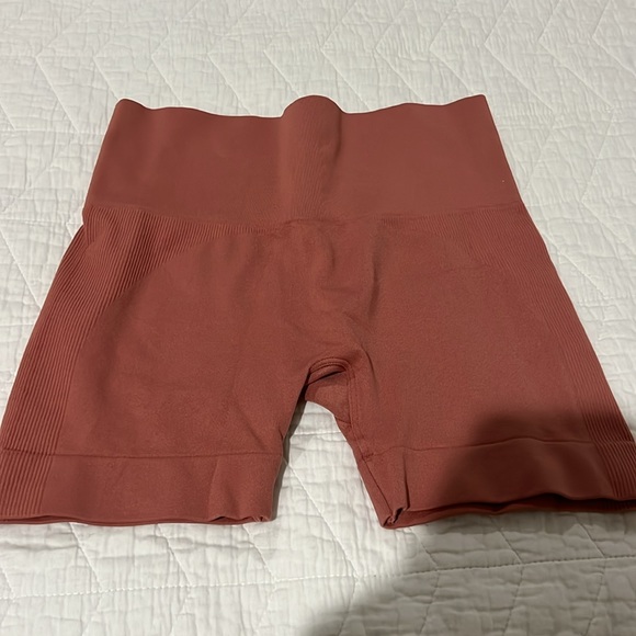 Set Active x OUAI shorts - Picture 2 of 3